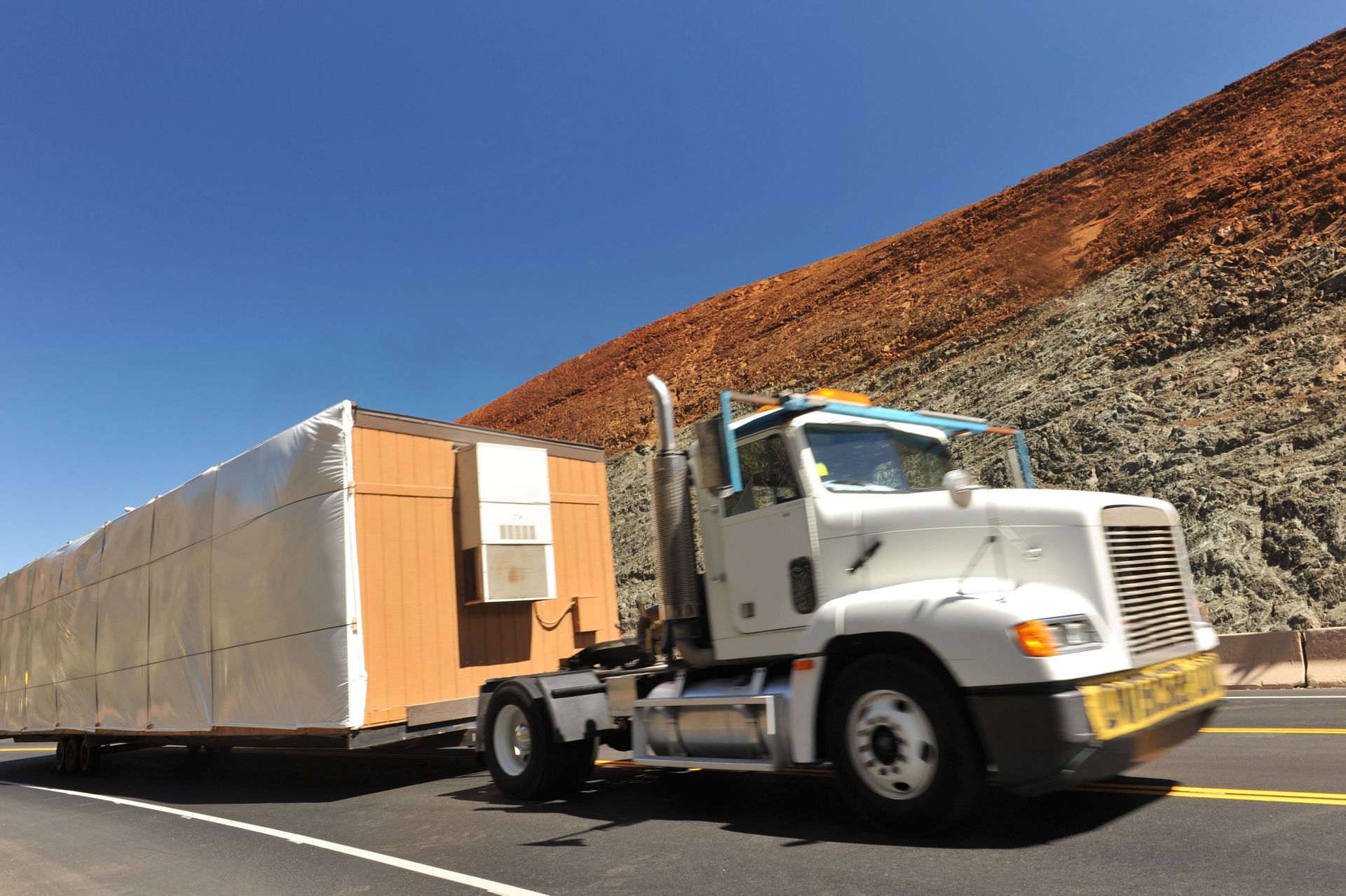 9 Reasons to Work With a Refrigerated Trailer Rental Company Offering 24/7 Roadside Services
